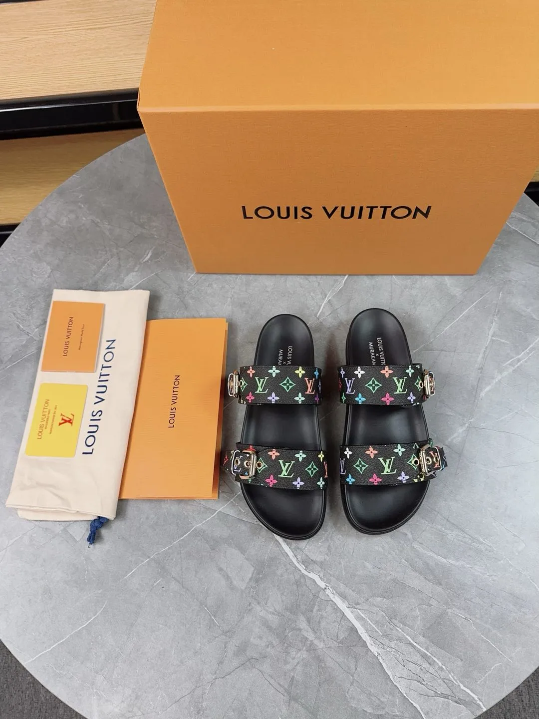 👟👟Ex-factory price 400👟👟 New slippers for spring and summer🌟The belt buckle is adjustable and elastic, full of beach style, original molded LV metal logo decoration, fashionable and beautiful, super versatile🤳🏻upper cowhide/customized imported jacquard fabric/original old-fashioned leather material, water-dyed sheepskin lining (water platform + wear-resistant velvet + rubber sole) three-layer combination outsole 🔶Size: Female 35-43 Male: 38-46
